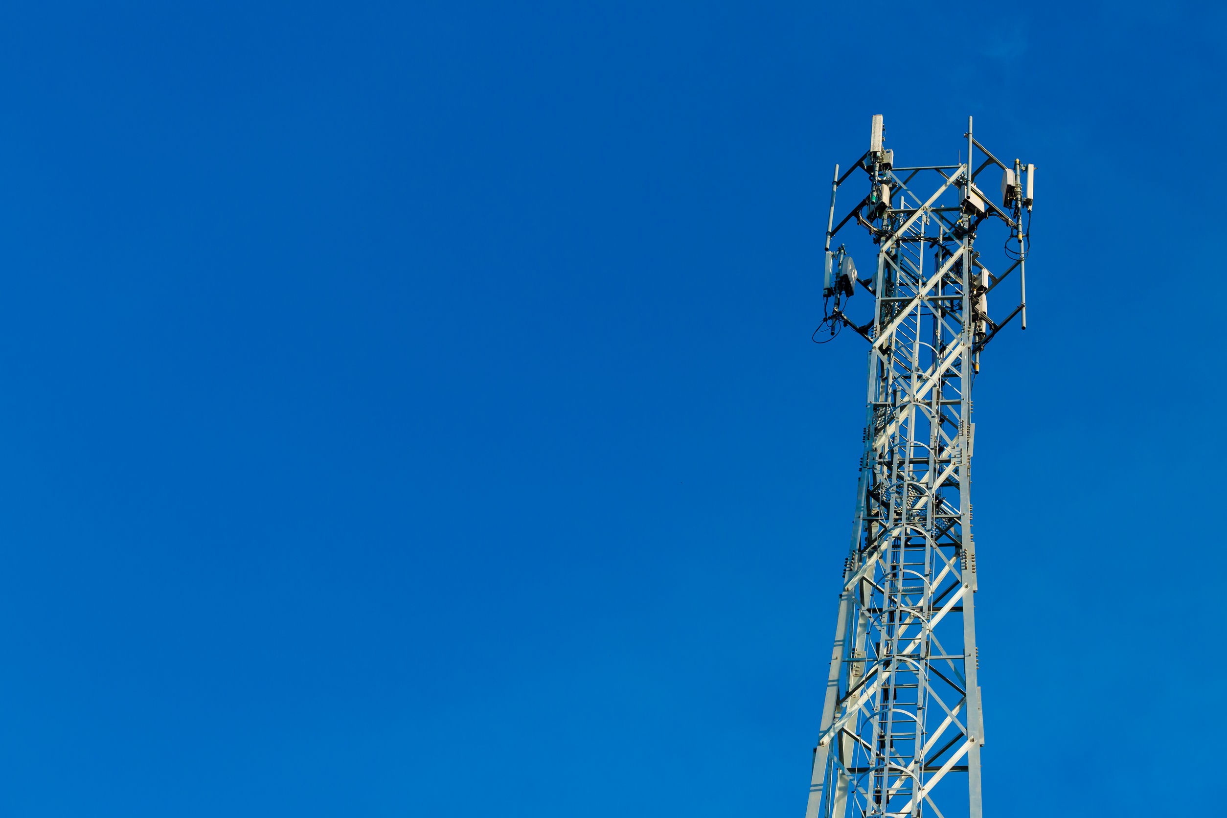 Mobile reciever and transmitter antenna tower
